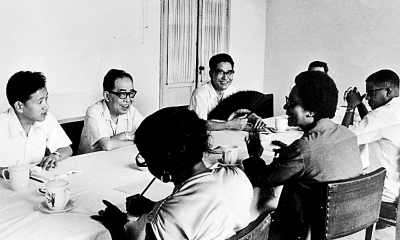 　　1979年7月26日，杨西光（左二）在光明日报三楼会议室接待圭亚那新闻团。.jpg