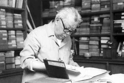 1984年夏，李一氓在书房查阅资料.jpg