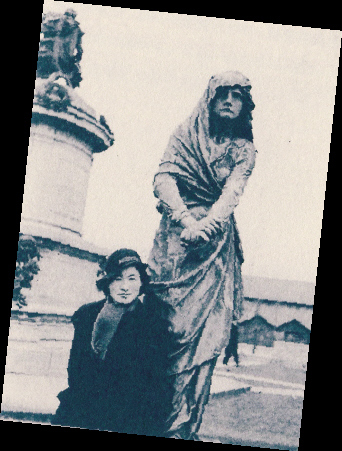 　　1935年，丹尼在英国马克白夫人雕像前.jpg