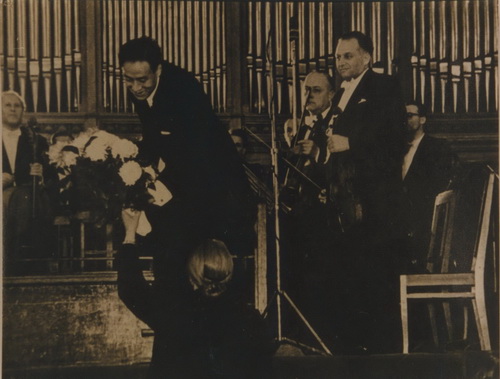 1958年，在莫斯科音乐学院音乐部，黄贻钧指挥苏联国家交响乐团。.jpg