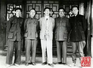 　　1949年5月初，夏衍从香港北上，在北平李克农家的合影。左起：钱筱璋、阿英、夏衍、李克农、袁牧之（沈芸女士提供）.jpg