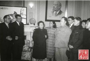 　　1950年，夏衍在上海与陈毅市长一起会见外宾.jpg