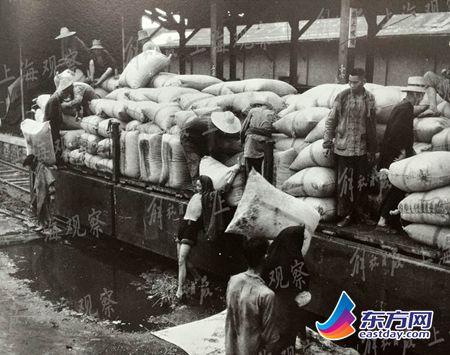 　　1949年7月10日，首批700吨东北大豆由天津运抵上海麦根路火车站。解放日报资料图片.jpg