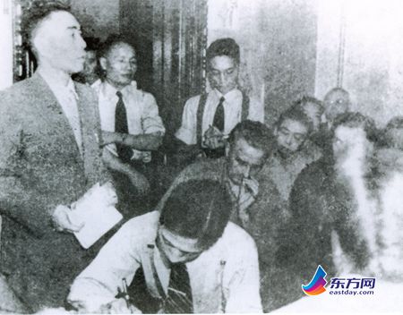 　　1946年在南京梅园新村中共代表团工作时，范长江（左二）随周恩来（左一）举行记者招待会。.jpg