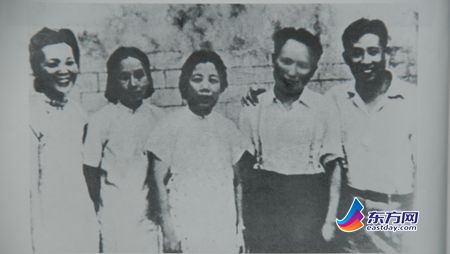 　　1946年在南京梅园新村，邓颖超与廖承志（右一）、范长江（右二）、曾宪植（右四）、经普椿（右五）合影。.jpg
