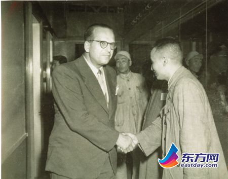 　　1949年5月—10月，范长江在担任《解放日报》社长兼总编辑期间接见外宾。上海档案馆提供.jpg