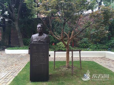 　　延安中路816号，解放日报社内的范长江铜像。.jpg
