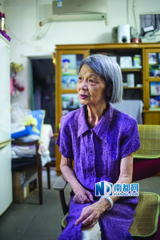 　　日前，袁昌淑向记者讲述其父袁振英的故事。南都记者林宏贤摄.jpg