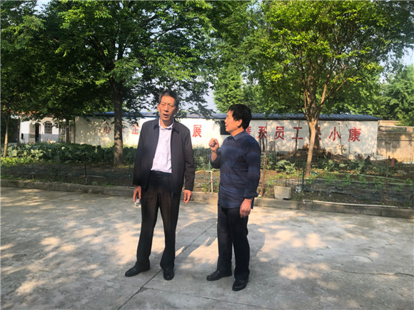 胡文杰侄子胡科军（右一）深情讲述胡文杰参加革命的故事。.jpg