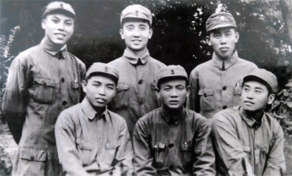1946年8月，胡文杰（第二排右一）与团领导合影.png